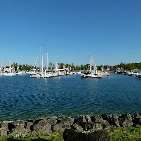 Domaine Du Der - Au Milieu De Nulle Part, Et Tables Dhotes Au Du Der Penzion Outines